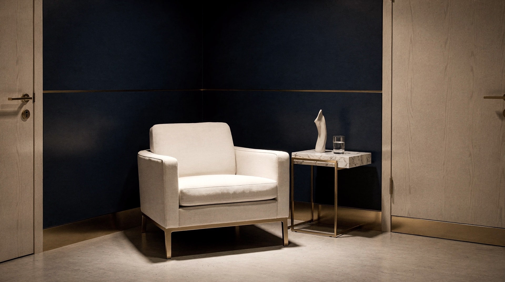Canto reservado de uma suíte executiva premium, poltrona única e mesa de mármore, atmosfera silenciosa e exclusiva.