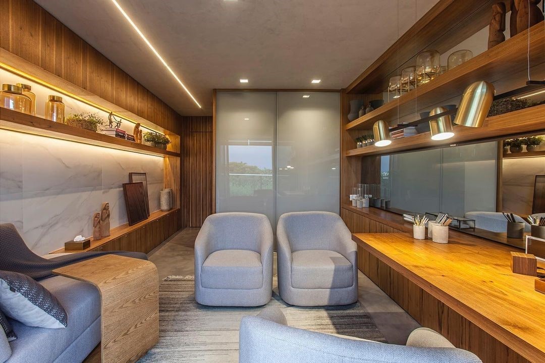 Ambiente premium acolhedor com madeira, iluminação quente e atmosfera de alto padrão.